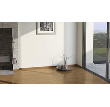 Innenraum mit Holzboden, Kamin und Dekoration