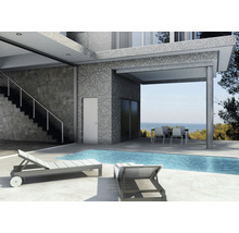 Außenbereich mit Pool, Liegestühlen und Sitzgruppe