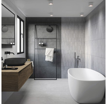 Modernes Badezimmer mit freistehender Badewanne, Waschtisch und Handtuchhalter