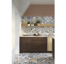 Küche mit Bodenfliesen und Wandfliesen im Patchwork Design, sowie Unterschränken aus Holz