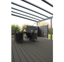 Terrasse mit Überdachung, Sichtschutzwand und Sitzgruppe im Garten