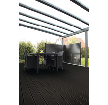 Terrasse mit Terrassendielen, Terrassenüberdachung, Sichtschutzwand und Sitzgruppe im Garten