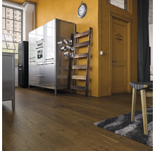 Helle Küche im Loftstil mit Edelstahlschränken, Holzleiter und Holzboden