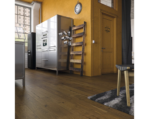 Helle Küche im Loftstil mit Edelstahlschränken, Holzleiter und Holzboden