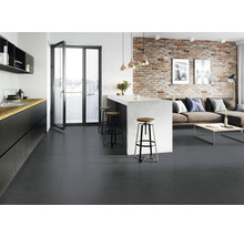 Offener Wohnbereich mit Küche, Essbereich und Wohnzimmer mit dunklen Bodenfliesen