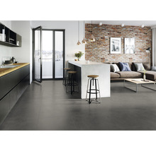 Heller Wohnraum mit Küche, Essbereich und Sitzecke mit Backsteinmauer