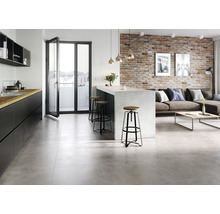 Modernes Wohnzimmer mit Fliesenboden, Küchenzeile und Backsteinmauer