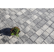 Verlegtes Rechteckpflaster aus Stein mit Pflanztopf