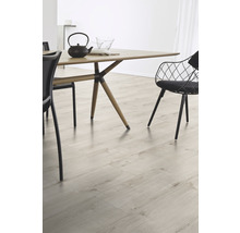 Heller Laminatboden in einem Esszimmer mit Tisch und Stühlen.