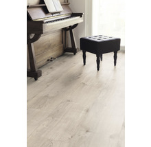 Heller Laminatboden in einem Raum mit Klavier und Hocker