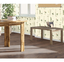 Raumansicht mit Holztisch, Schreibtisch und floral gemusterter Tapete