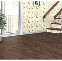 Wohnraum mit Laminatboden, Tapete mit Pflanzenmuster und Treppe.