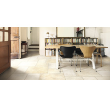 Heller Raum mit Natursteinfliesen und Holztüren