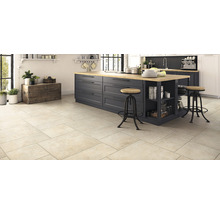 Helle Küche mit Fliesenboden, Kücheninsel und Barhockern.