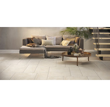 Wohnzimmer mit Sofa, Couchtisch und Bodenfliesen