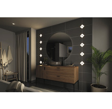 Modernes Badezimmer mit Waschtisch, Spiegel und Beleuchtung