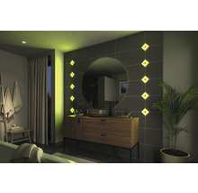 Modernes Badezimmer mit Waschtisch, Spiegel und Beleuchtung