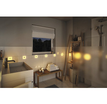 Badezimmer mit Waschbecken, Handtüchern, Bank und Dusche