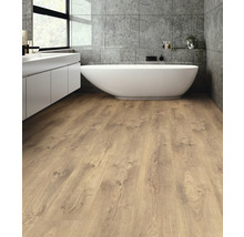 Modernes Badezimmer mit Badewanne, Waschtisch und Holzboden