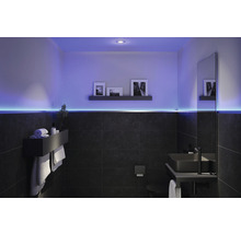 Modernes Badezimmer mit LED Beleuchtung, Waschbecken und Spiegel