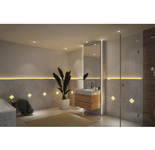 Modernes Badezimmer mit Waschtisch, Spiegel und Beleuchtung