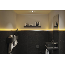 Modernes Badezimmer mit LED-Beleuchtung, Waschbecken und Ablagefläche