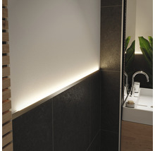 Moderne Badezimmerszene mit LED-Beleuchtung an der Wand