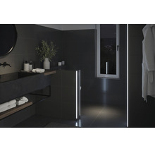 Modernes Badezimmer mit dunklen Fliesen, Waschtisch, Spiegel und Beleuchtung