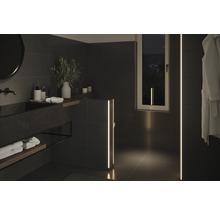 Modernes Badezimmer mit Waschbecken, Handtüchern und linearen LED-Leuchten