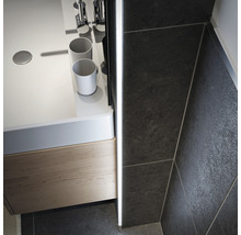 Detailansicht eines Badezimmers mit Waschtisch, Armaturen und Fliesen