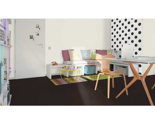 Wohnzimmer mit dunklem Teppichboden, Schreibtisch und Sitzgelegenheiten.