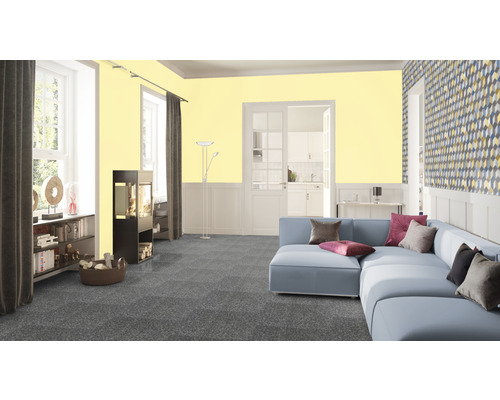 Helles Wohnzimmer mit Sofa, Kaminofen, Regal, Stehlampe, Teppich und gelben Wänden.