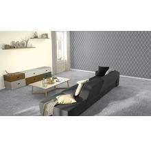 Wohnzimmer mit Sofa, Couchtisch, Kommode und Dekoration