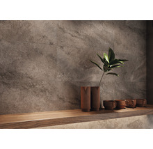 Wandgestaltung mit braunen Fliesen und Holzregal mit Dekoration