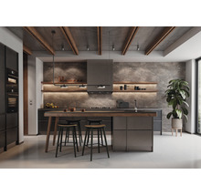 Helle Küche mit Kochinsel, Dunstabzugshaube und Regalen mit Beleuchtung