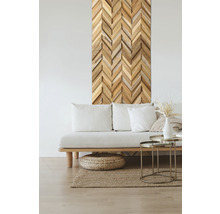 Wohnzimmer mit Dekoration aus Holzpaneelen in Pfeilspitzenform an der Wand über dem Sofa.