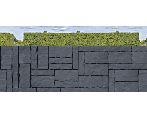 Gartenmauer aus Natursteinen mit Hecke