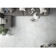 Ansicht von oben eines Wohnzimmers mit Bodenfliesen, Sofa und Dekoration