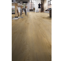 Verlegter Laminatboden in einem hellen Raum mit Schreibtisch und Stuhl