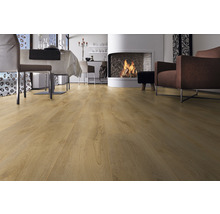 Verlegung von Laminatboden in einem Wohnzimmer mit Kamin und Esstisch