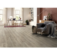 Heller Wohnraum mit Designboden in Holzoptik, Schreibtisch und Sessel.