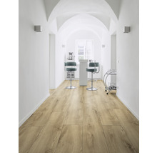 Flur mit Boden in Holzoptik, Barhockern und Getränkewagen