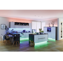 Moderne Küche mit Kücheninsel und farbiger Beleuchtung.