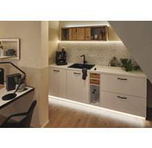 Küche mit Spüle, Armatur, Arbeitsplatte, Unterschränken und Hängeschrank