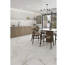 Heller Raum mit Esstisch, Stühlen und Bodenfliesen in Marmoroptik.