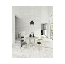 Heller Raum mit Esstisch, Stühlen, Pendelleuchte und Wandpaneelen