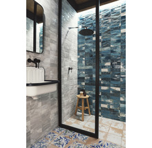 Modernes Badezimmer mit Dusche, Waschbecken und Fliesen