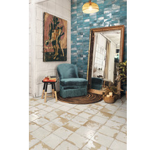 Dekoratives Interieur mit Sessel, Spiegel und Wand- und Bodenfliesen