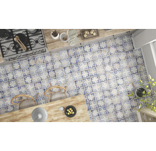 Küchenszene mit blau gemusterten Bodenfliesen, Herd, Tisch und Stühlen