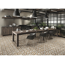 Heller Raum mit einem Esstisch und Fliesenboden im Vintage-Stil.